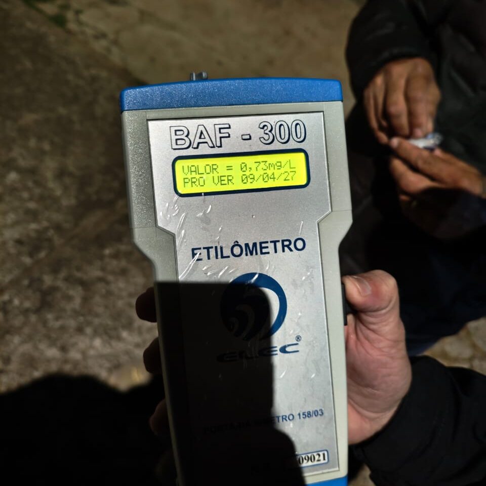 Motorista inabilitado é preso após ser flagrado dirigindo bêbado e em ‘zigue-zague’ em PG