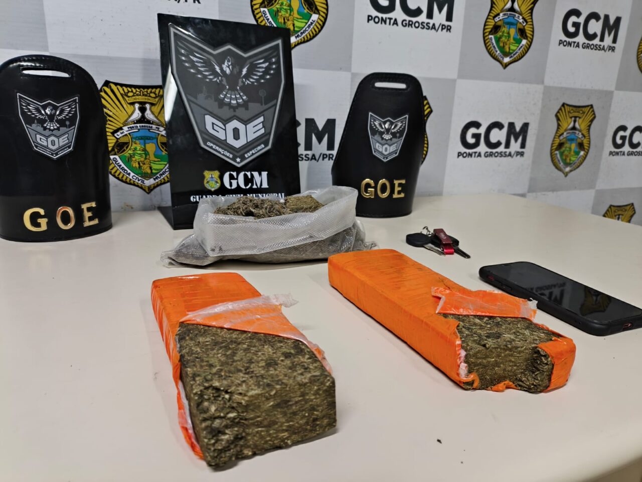 Motorista se assusta com a Guarda Municipal, deixa o carro apagar e acaba preso com 1,5 kg de maconha