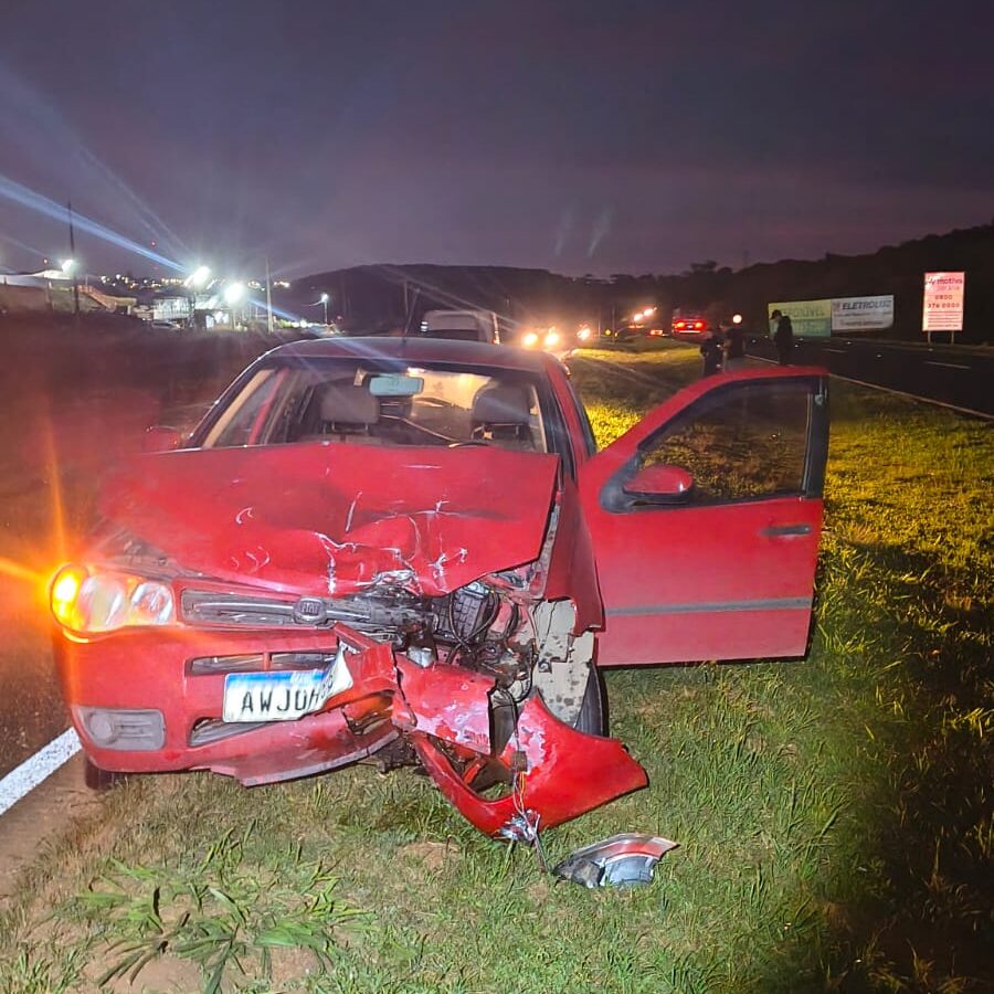 Motociclista é atingido na traseira por carro após sair do acostamento na Flávio Carvalho Guimarães