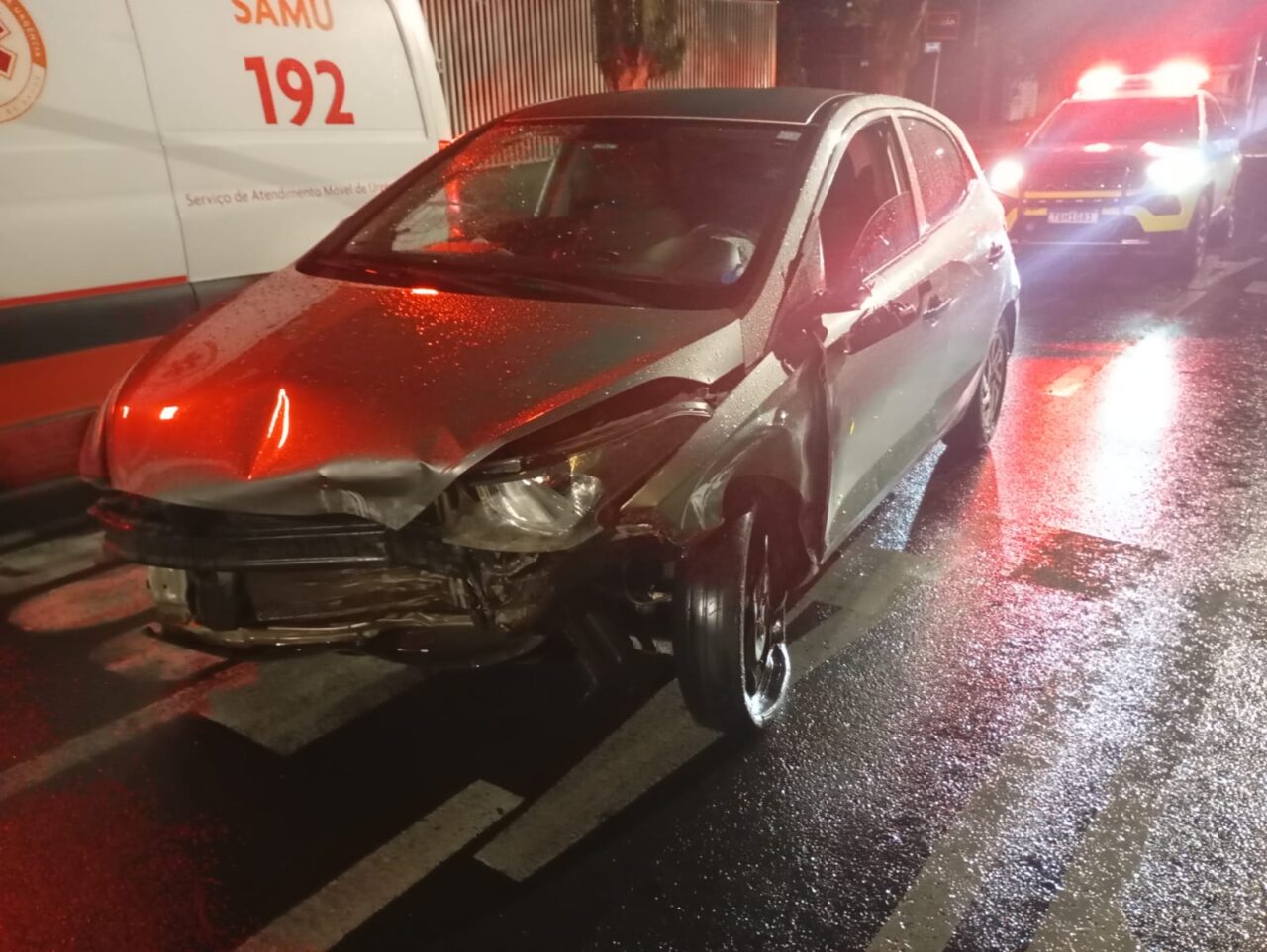 Motorista perde o controle, destrói banco de praça e vai parar na UPA no Centro de PG