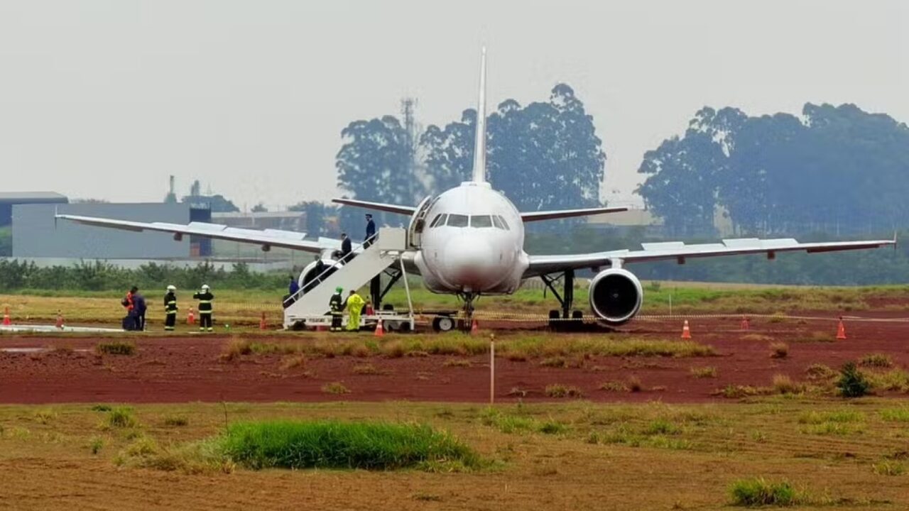 Avião da Latam sai da pista e fica atolado na lama em aeroporto de Cascavel