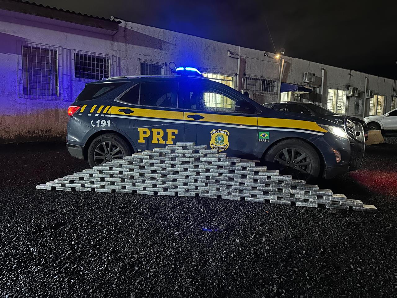 Dupla paraguaia é presa após PRF encontrar 132 kg de cocaína escondidos em caminhão