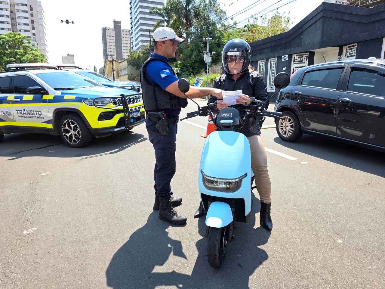 Blitz educativa orienta mais de 200 pessoas sobre uso de veículos autopropelidos em PG