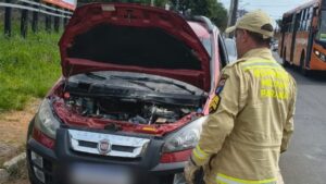 Carro pega fogo na Avenida Carlos Cavalcanti em Ponta Grossa