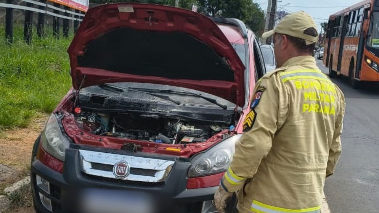 Carro pega fogo na Avenida Carlos Cavalcanti em Ponta Grossa