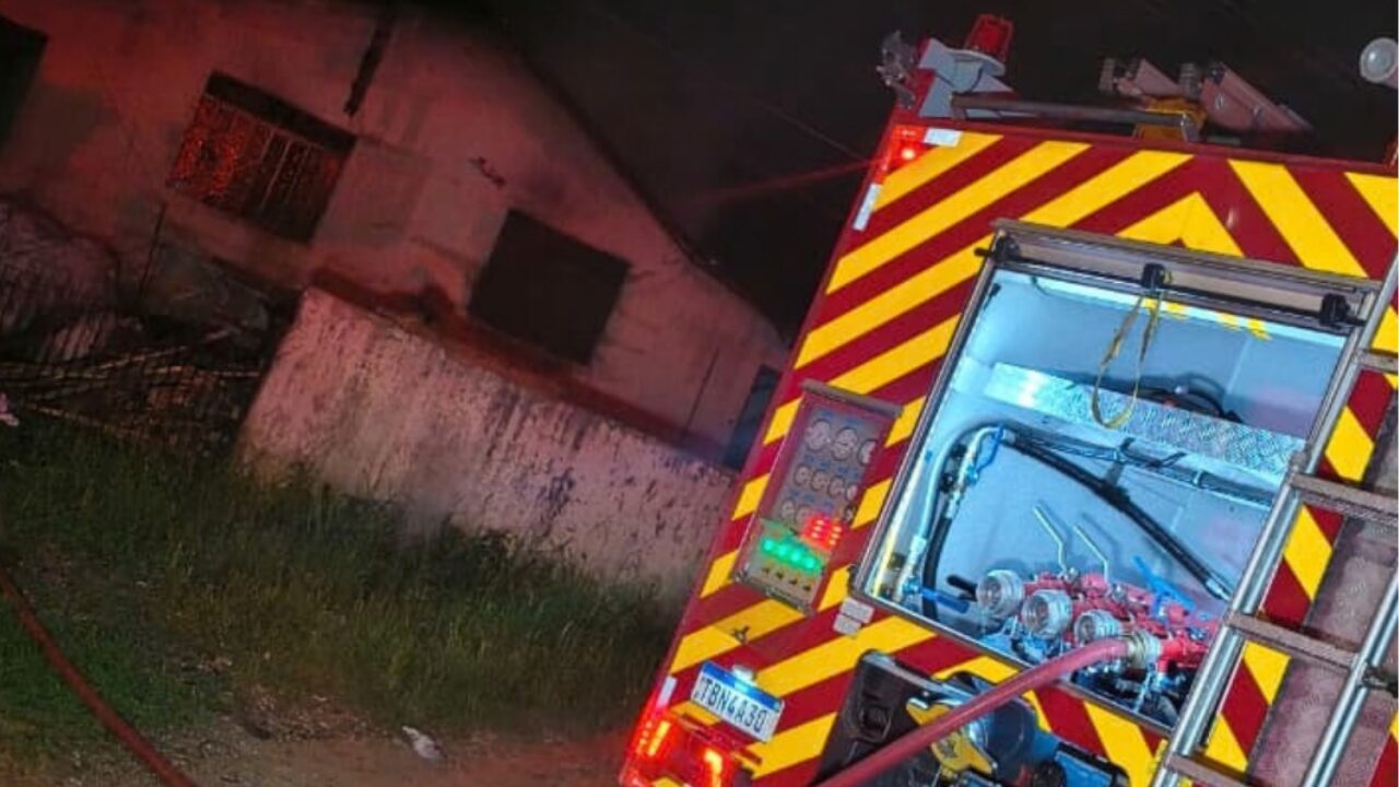 Casa fica parcialmente destruída após incêndio na região do Sabará, em Ponta Grossa
