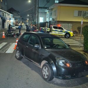 Acidente entre Ford Ka e motocicleta mobiliza socorristas na Rua Coronel Dulcídio
