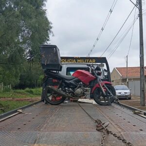 Polícia Militar encontra motocicleta roubada escondida em área de mata no Cara-Cará