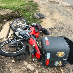 Motociclista vai parar embaixo de carreta carregada com etanol e sai com ferimentos leves na BR-376