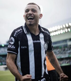 Gabriel Feliciano renova com o Operário até 2029