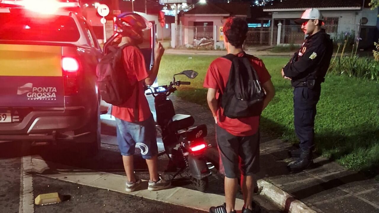 Patrulhamento viário aborda dois jovens sem capacete em autopropelido em Ponta Grossa