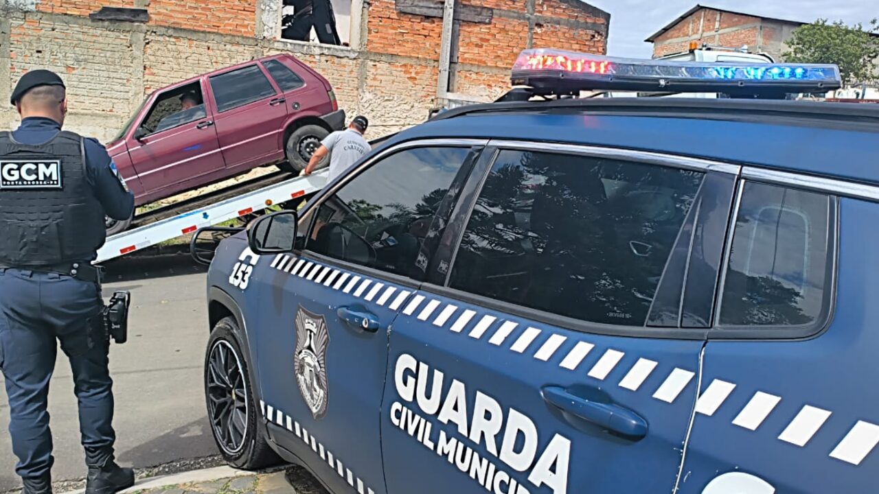 GCM localiza carro furtado com peças e objetos levados no Boa Vista