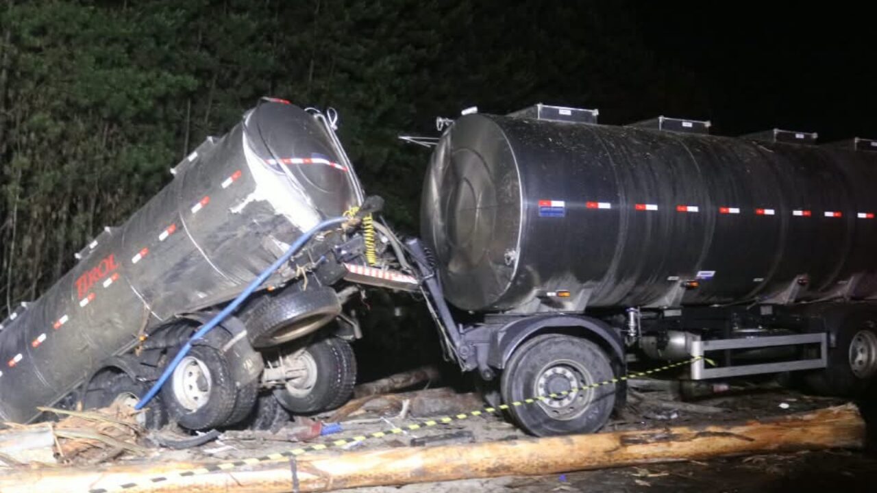 Caminhoneiro morre em acidente envolvendo dois caminhões e carro na PR-151, em PG
