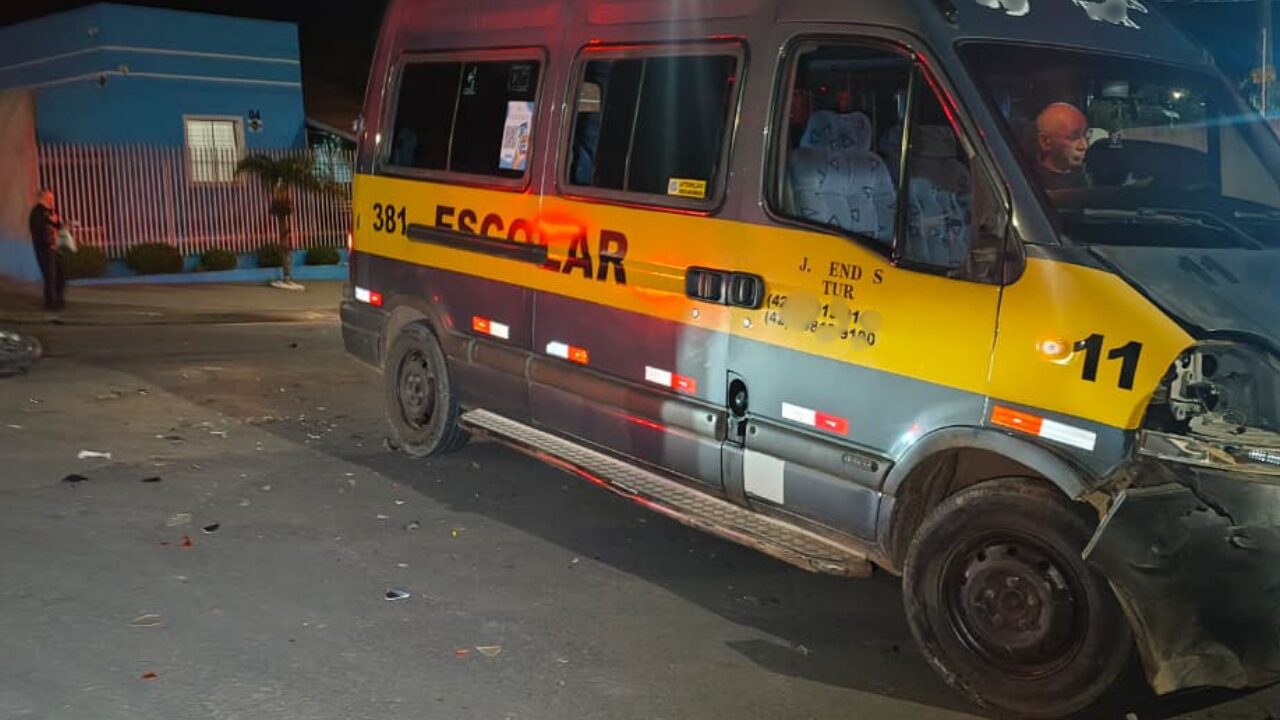 Motociclista fica gravemente ferido após colisão com van escolar em Ponta Grossa