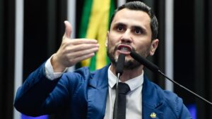 Aliado de Flávio, Cleitinho contraria candidato e defende fim da escala 6×1