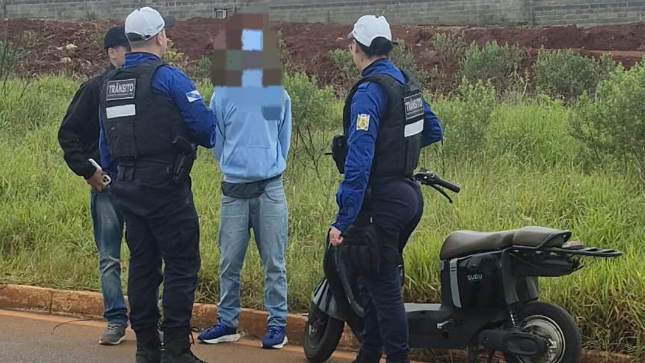 Agentes de trânsito abordam adolescentes em autopropelido sem capacetes em Ponta Grossa