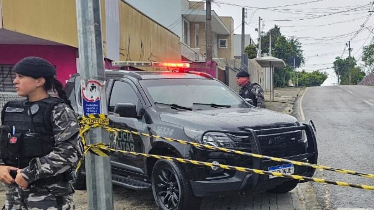 PM mata homem que invadiu CMEI e resgata 13 crianças reféns em Curitiba