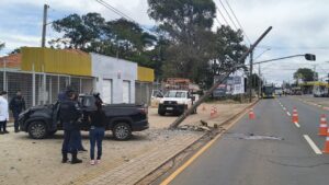 Mal súbito de motorista resulta em batida contra poste perto do Terminal de Uvaranas