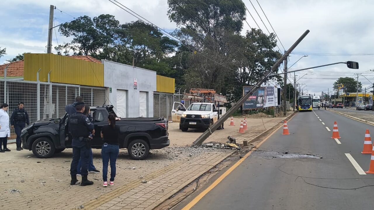 Mal súbito de motorista resulta em batida contra poste perto do Terminal de Uvaranas