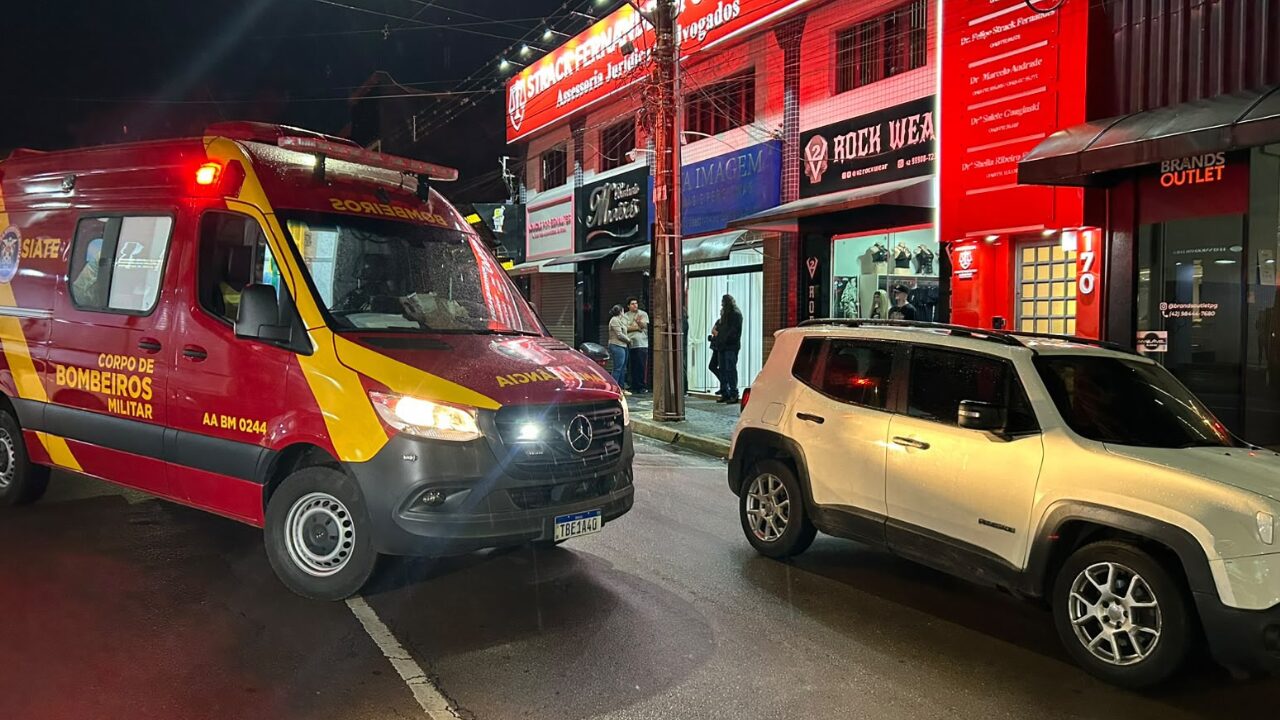 Motociclista fica ferido após colisão com carro na Rua Bonifácio Vilela