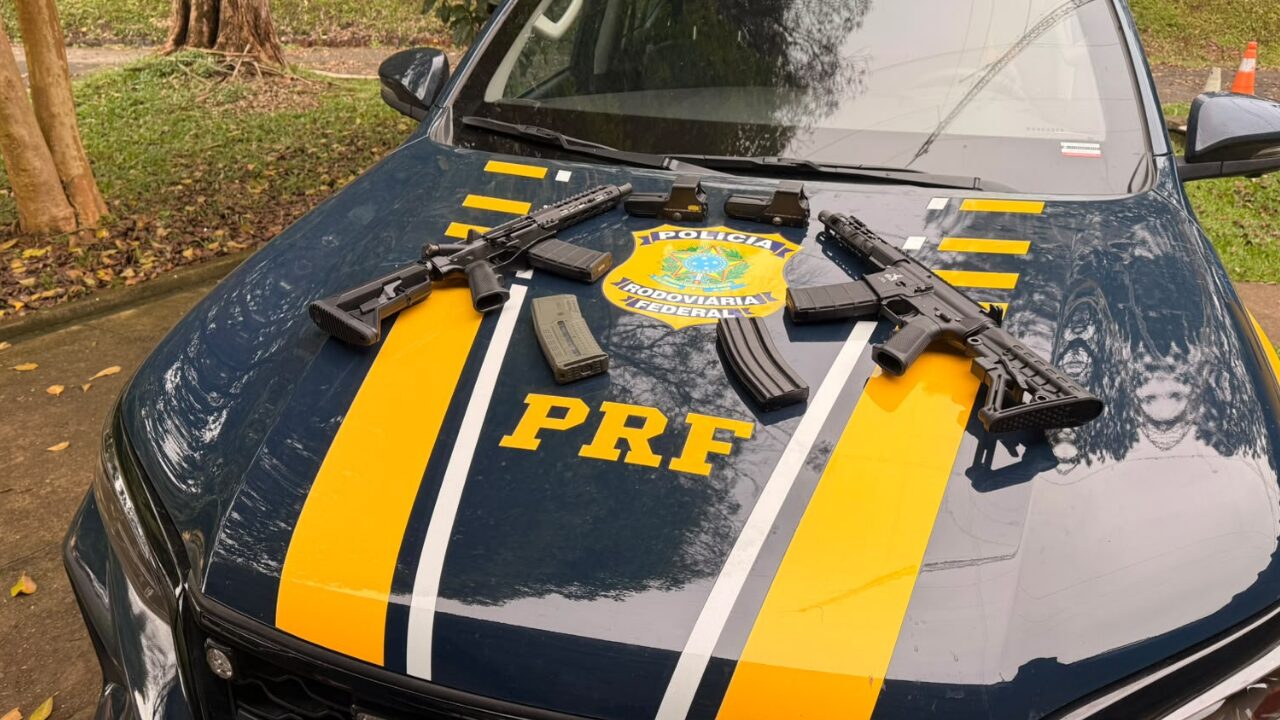 PRF apreende dois fuzis escondidos no painel de carro em Ponta Grossa