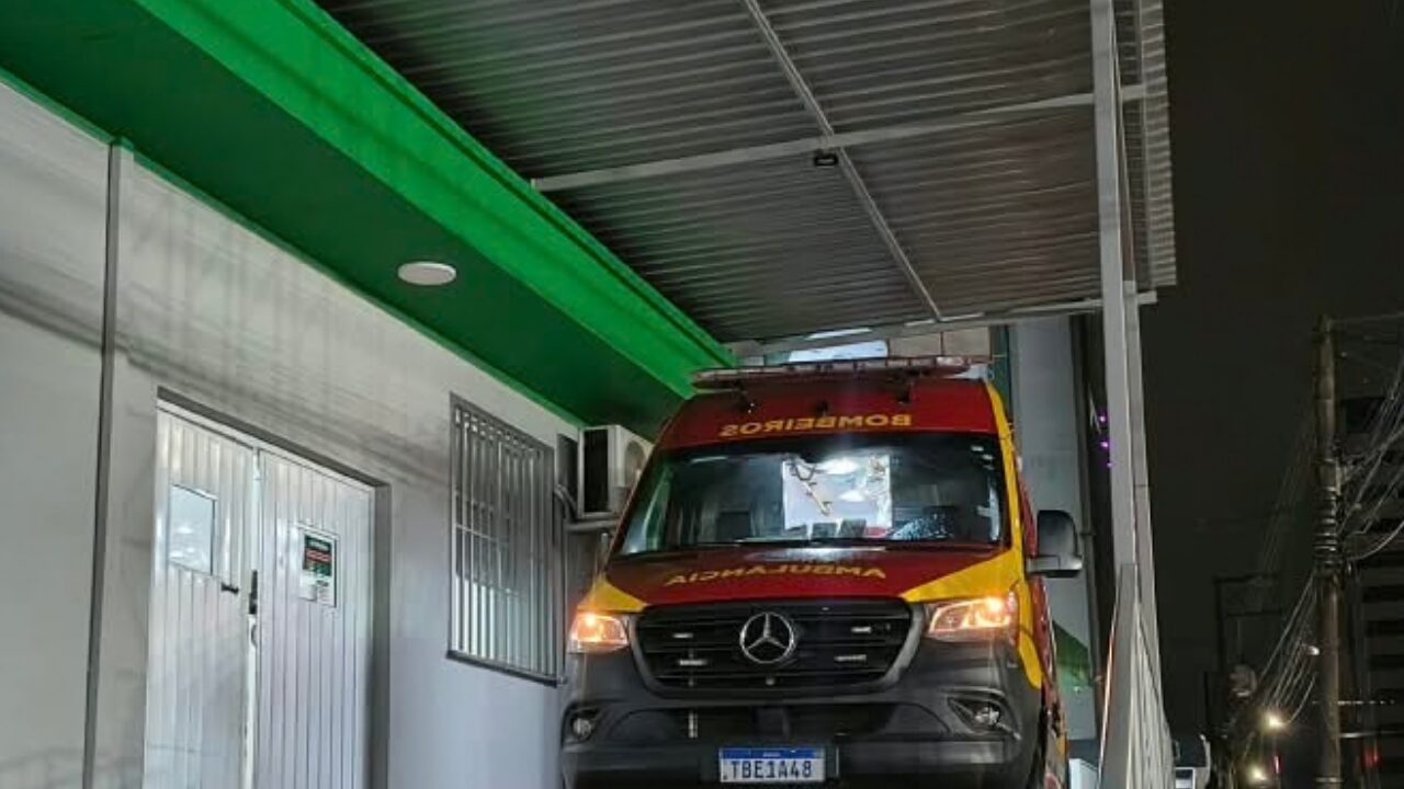 Motocicleta perde controle e atinge pedestre na Avenida Visconde de Mauá