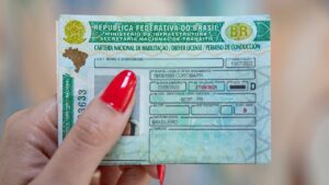 Exame toxicológico passa a ser obrigatório para tirar CNH de carro e moto no Paraná