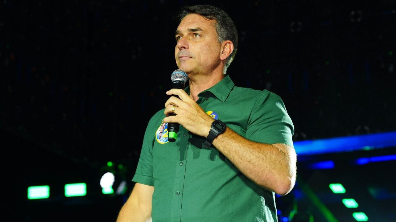 Flávio Bolsonaro deixa o Brasil rumo aos EUA; avião está em voo