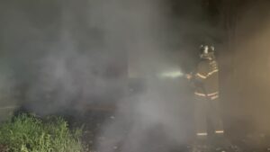 Incêndio destrói pequena moradia na Rua Padre Anacleto, em Ponta Grossa