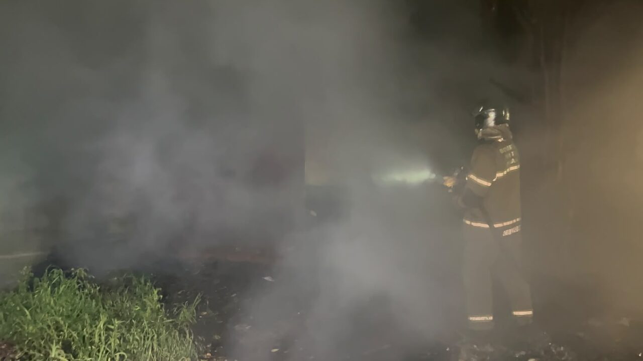 Incêndio destrói pequena moradia na Rua Padre Anacleto, em Ponta Grossa