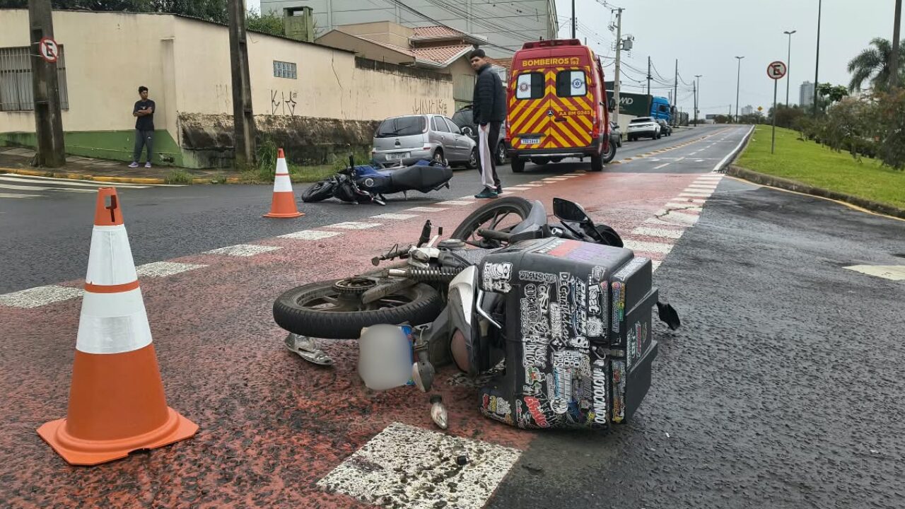 Colisão entre duas motos deixa dois feridos em cruzamento de Ponta Grossa