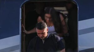 Flávio Bolsonaro muda carta após se declarar“presidente eleito” e passa a se chamar de“líder do Brasil”
