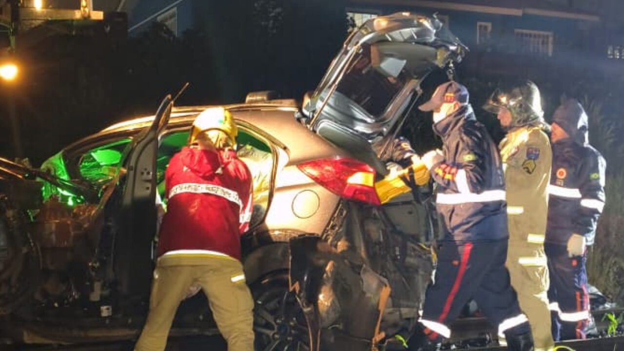 Carro é arrastado por trem e motorista fica preso às ferragens em Ponta Grossa