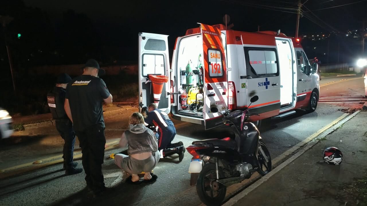 Mulher perde o controle de Honda Biz após passar por buraco e cai no bairro Neves