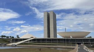 Paraná elege bancada com 16 reeleitos; bases políticas vão da capital aos polos do interior