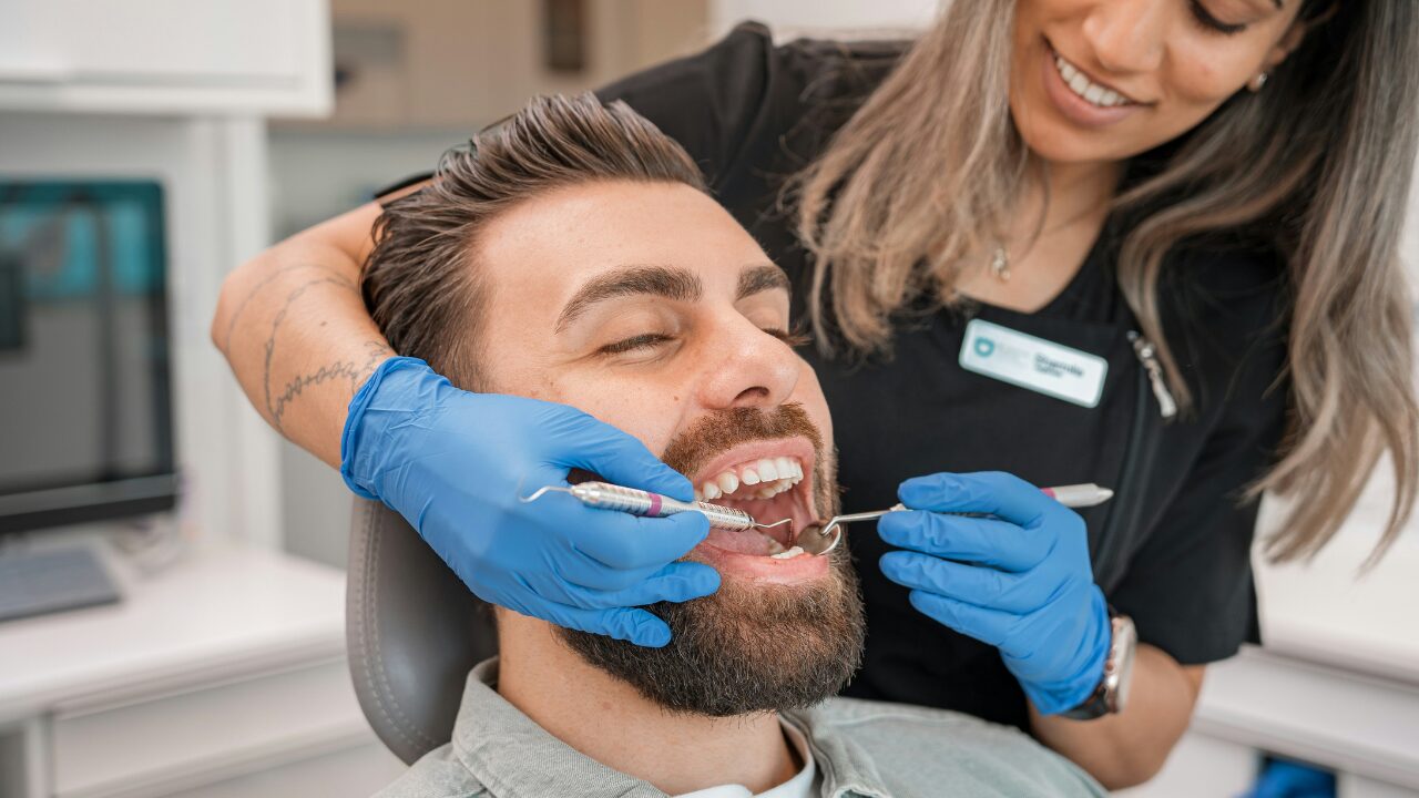Pesquisa da UEPG busca voluntários com 45 ou mais para participar de clareamento dental gratuito