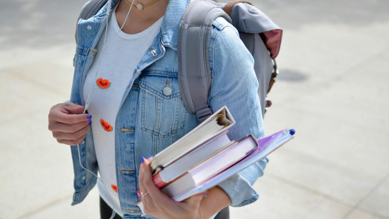 Lei cria limite para peso de material escolar transportado por estudantes em PG
