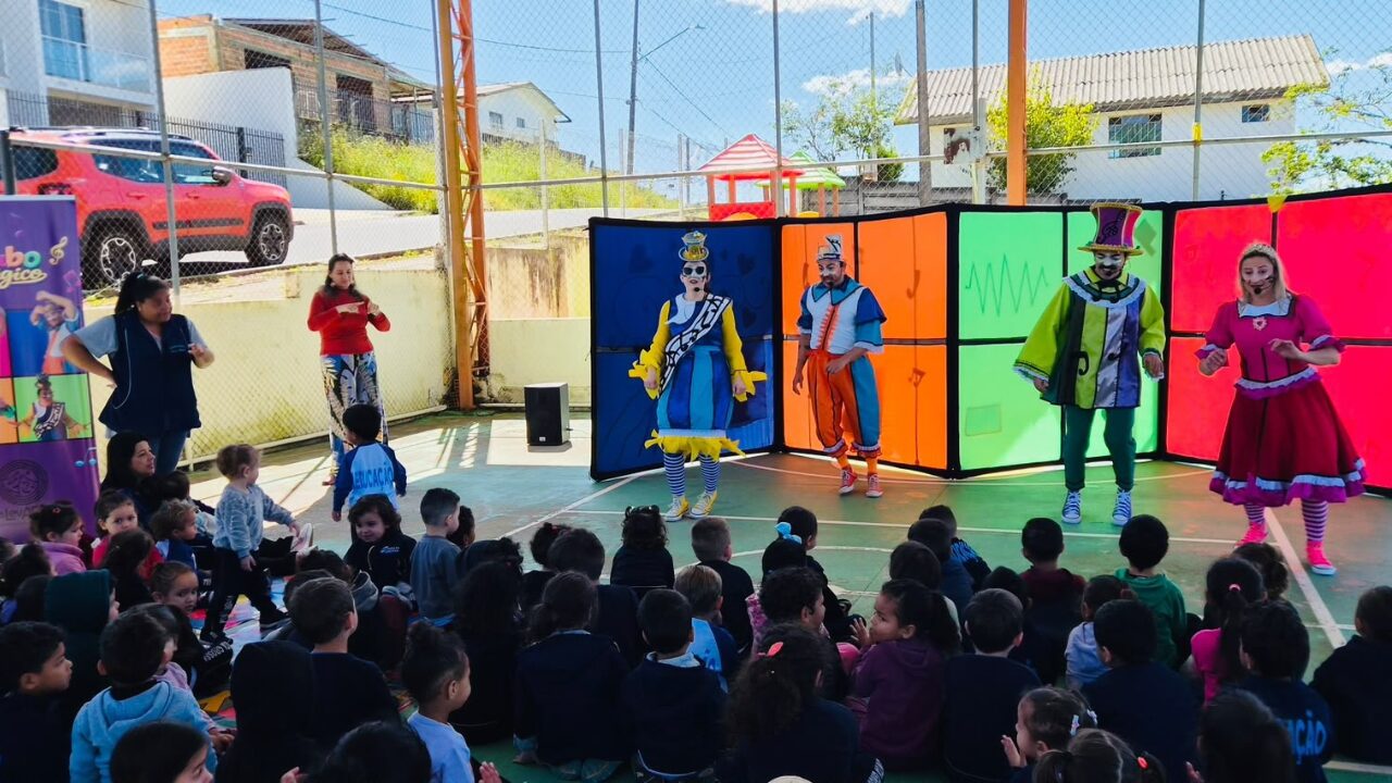 ‘O Cubo Mágico’ leva teatro musical a 12 escolas e CMEIs de Ponta Grossa